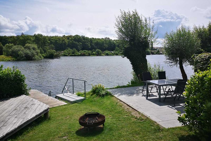 Direkt am Tiefwarensee - Sitzmöglichkeit, Badesteg und Ruderboot