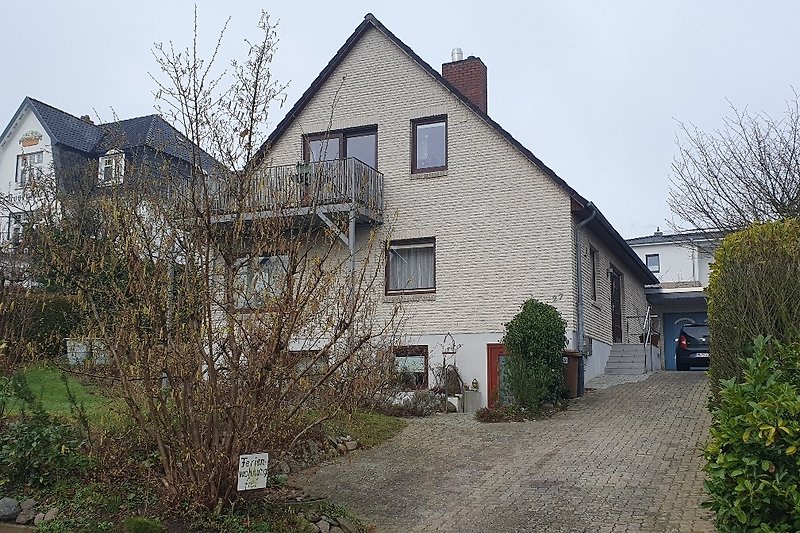 Charmantes Haus mit Garten, Bäumen und malerischem Ausblick.