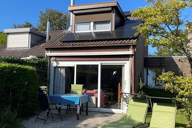 Blick vom Garten aus aufs Haus mit Terrasse.