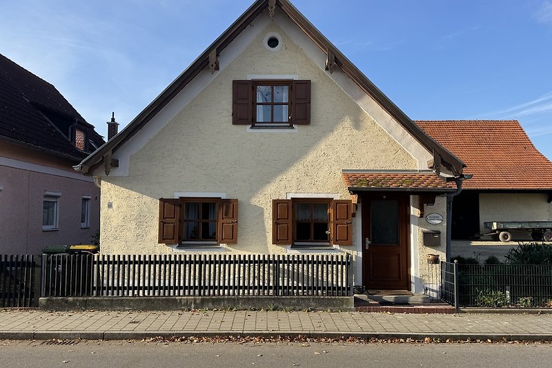 Traditionelles Landhaus mit Holzfassade und einladender Veranda.