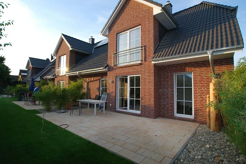 Hausansicht mit Garten