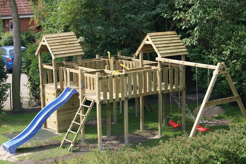 Gemeinschaftliches Klettergerüst im hauseigenen Garten