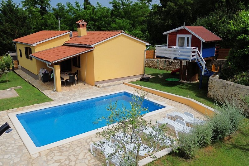 Charmantes Ferienhaus mit Pool, Garten und gemütlicher Terrasse.