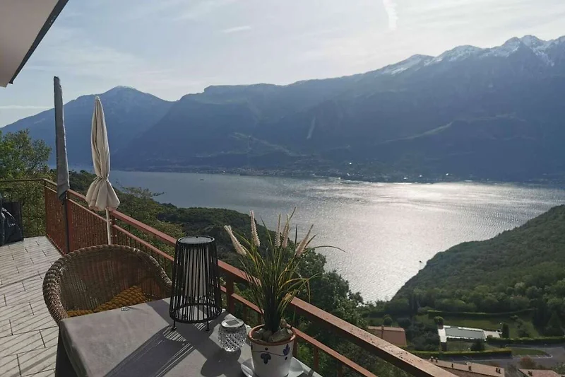 Uitzicht vanaf het 10 meter lange balkon op het meer.