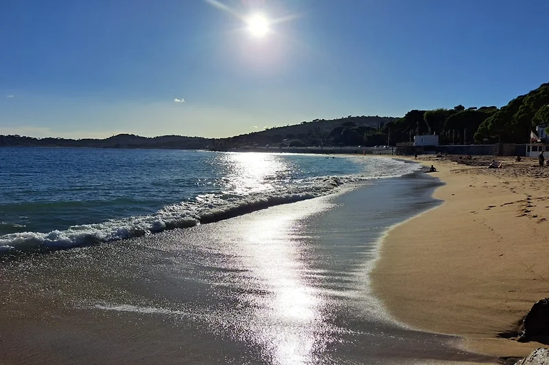 Sandstrand und strahlender Himmel