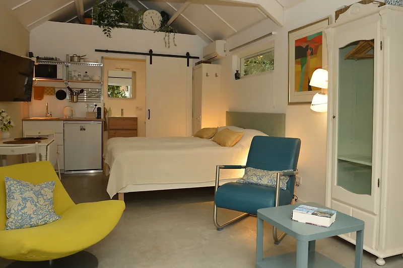 Gemütliches Schlafzimmer mit stilvoller Beleuchtung und Pflanzen.