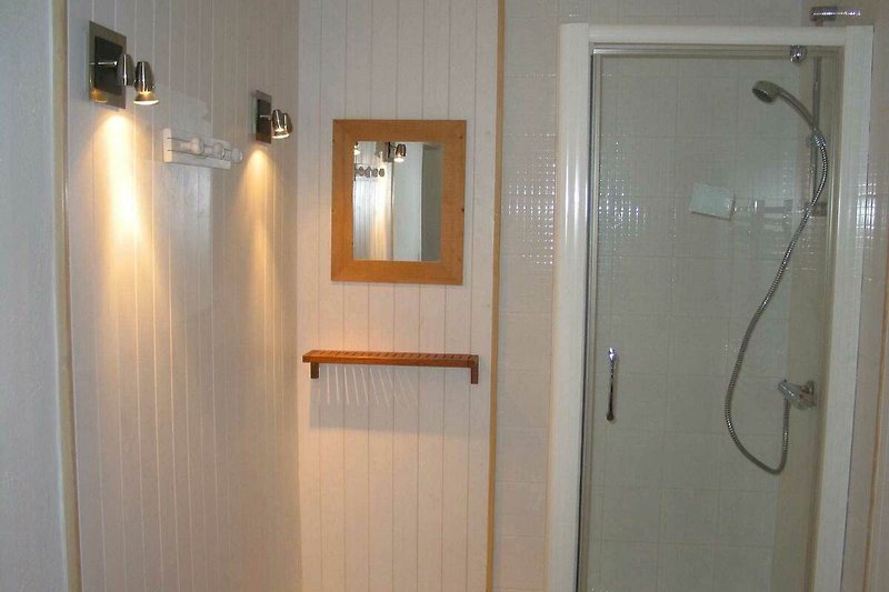Modernes Badezimmer mit Dusche, Holzdetails & Glas.