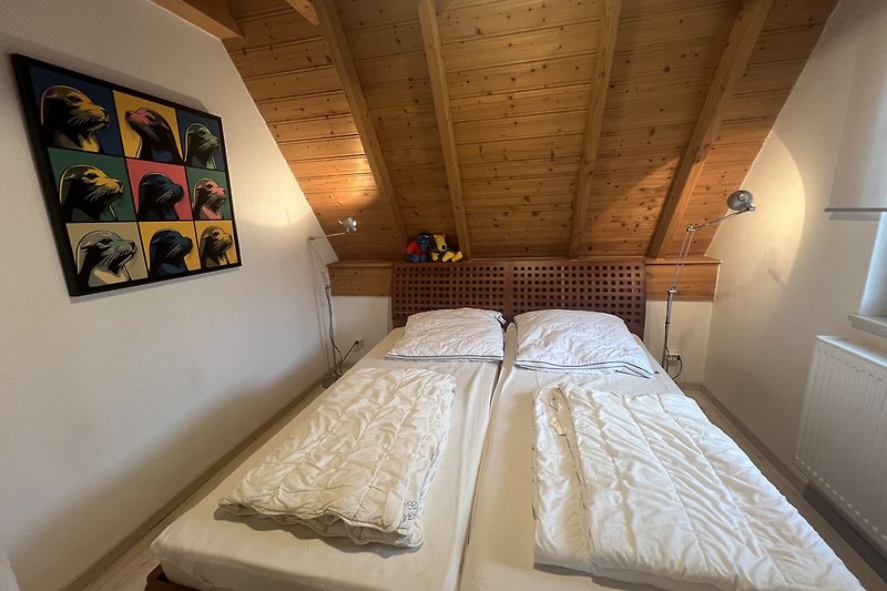 Gemütliches Schlafzimmer mit Holzdekor und weichen Kissen.