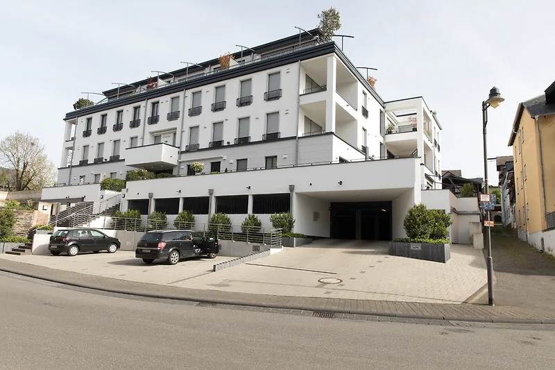 Außenfassade mit PKW-Stellplatz