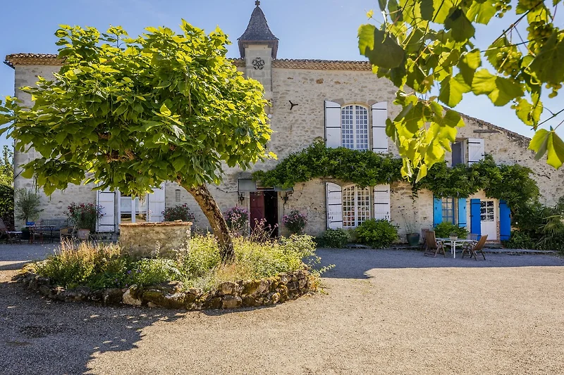 Vooraanzicht Chateau Mondou met aan de rechterkant Kasteelgite `Bellevue