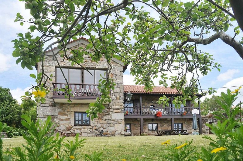 Großer Hof mit Villa und Bauernhaus, ideal für Urlauber.