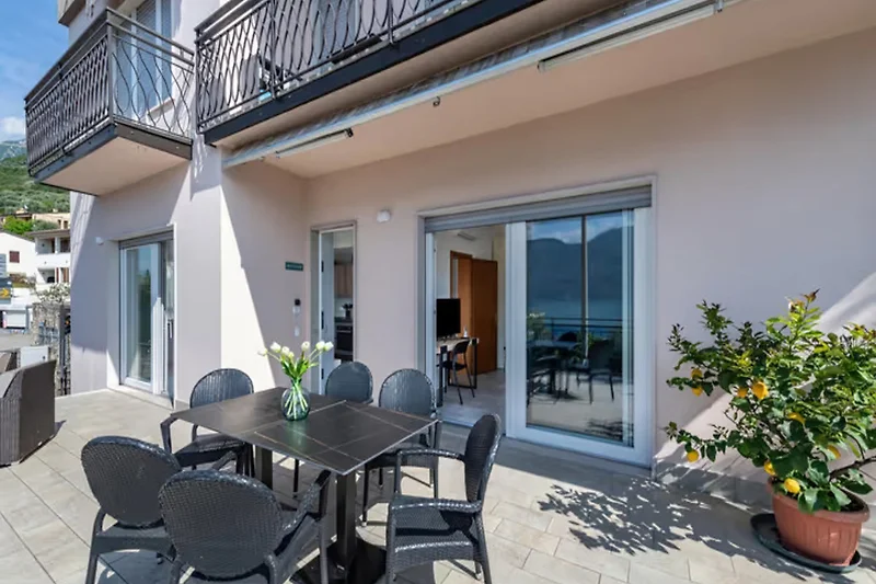 Balkon mit Sitzgelegenheit, Outdoor-Möbeln und Blick aufs Resort.