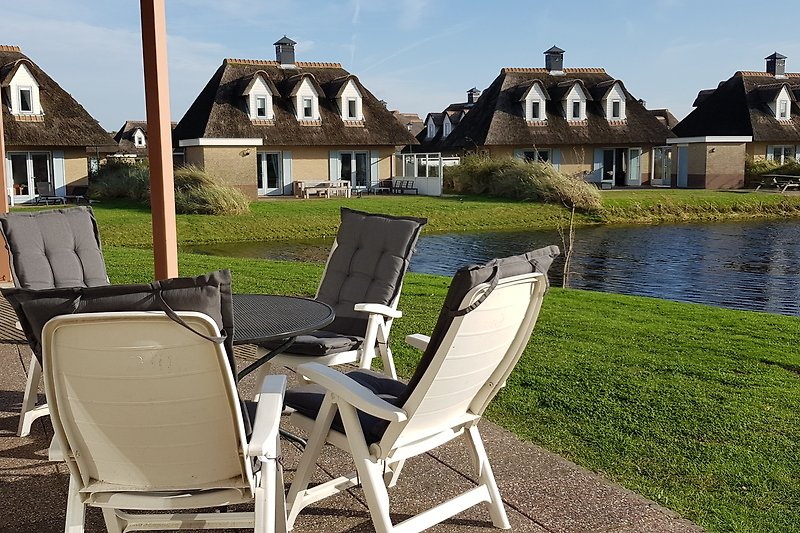 Sonnige Terrasse mit Blick auf die Gracht