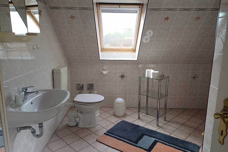 Moderne Badezimmerausstattung mit Dusche und WC.