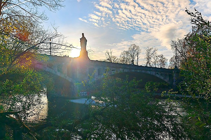 Lukasbrücke (Isar) nur 8 Minuten zu Fuß erreichbar, trotzdem mitten in der Stadt.