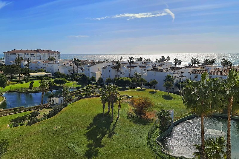 Laguna liegt direkt am Strand. 90m, 3 Laufminuten;  Terrasse/Veranda mit Meerblick nach Südost.