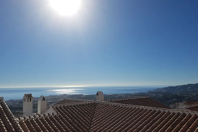 Möchten Sie in einer solch geschützten Lage am Hang mit diesem Meerblick Urlaub machen? Das ist ist sogar ein Winterfoto