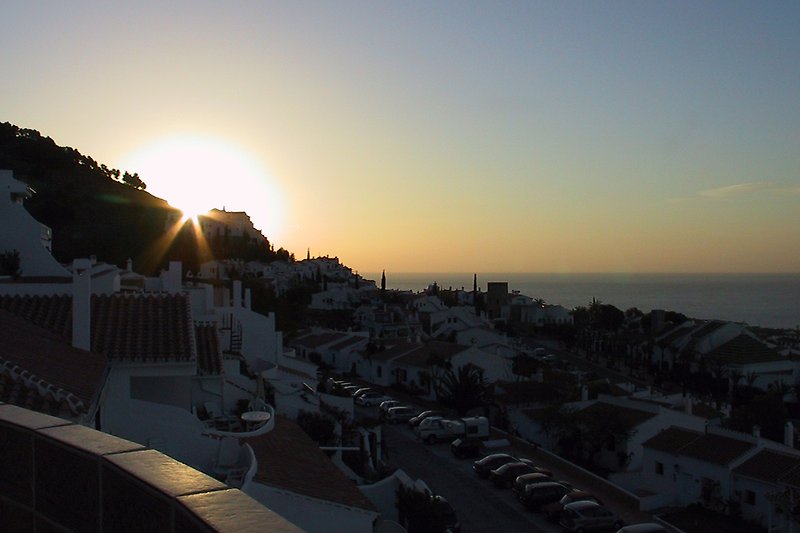 Sonnenuntergang vom Balkon mit atemberaubendem Himmelspanorama.