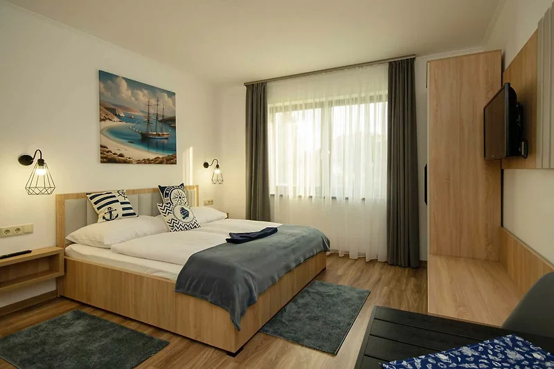 Schlafzimmer mit Holzmöbeln und komfortablem Bett.