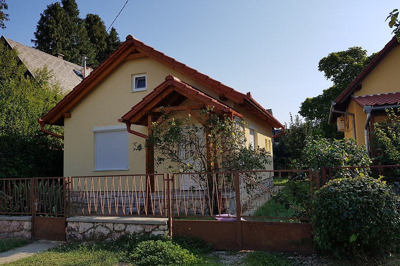 Gemütliches Haus mit Veranda, Garten und Terrasse und Autostellplatz