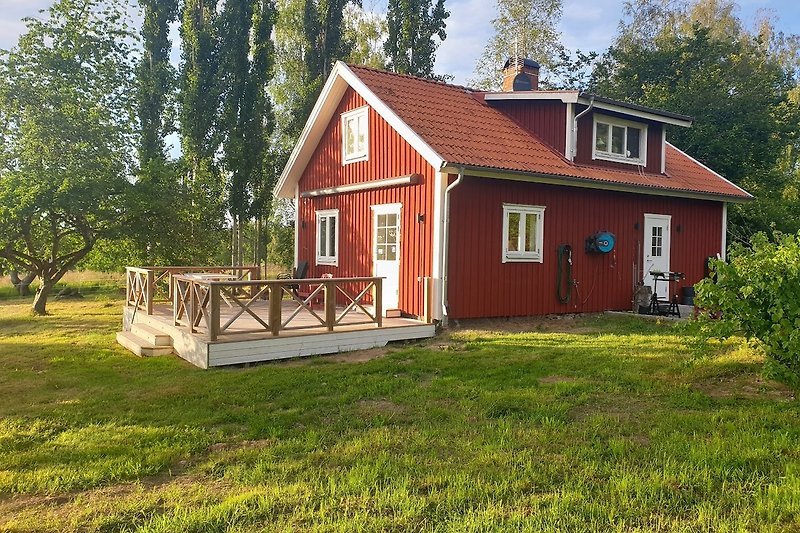 Gemütliches Landhaus mit Garten und Holzschuppen.