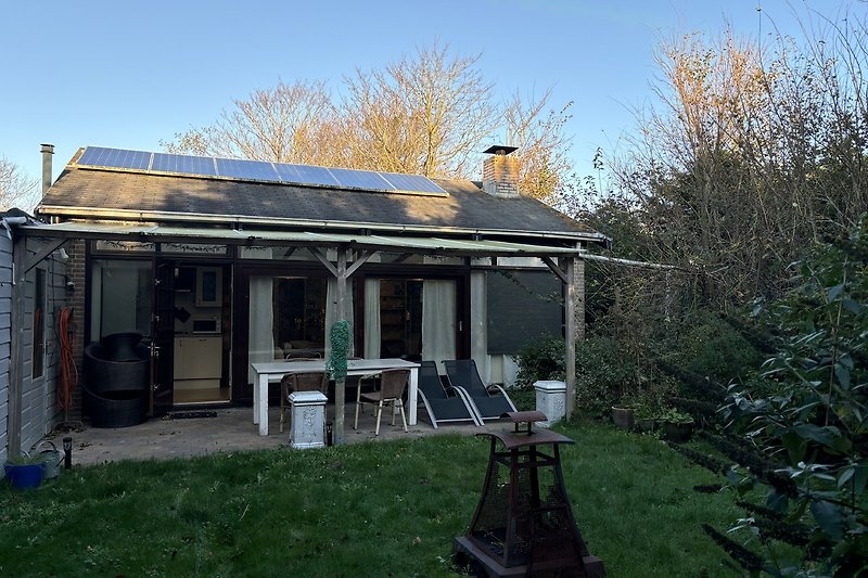 uneinsehbarer Garten eingezäunt mit Pergola und Outdoor-Möbeln.