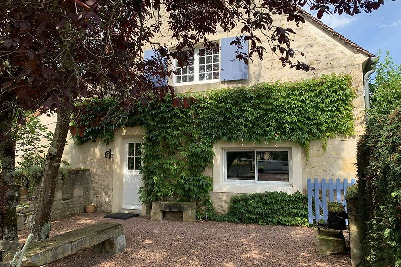 Historisches Haus mit Villa, Einfahrt und gepflegtem Garten.