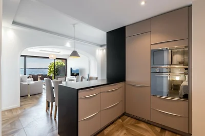 Adriana I By Terry's Homes pieds dans l'eau