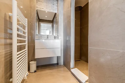 Adriana I By Terry's Homes pieds dans l'eau