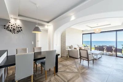Adriana I By Terry's Homes pieds dans l'eau