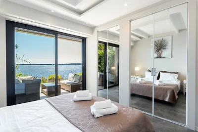 Adriana I By Terry's Homes pieds dans l'eau