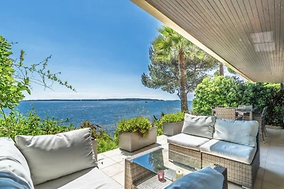 Adriana I By Terry's Homes pieds dans l'eau
