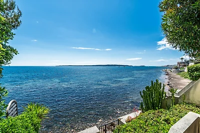 Adriana I By Terry's Homes pieds dans l'eau
