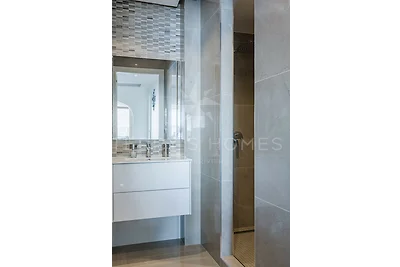Adriana I By Terry's Homes pieds dans l'eau
