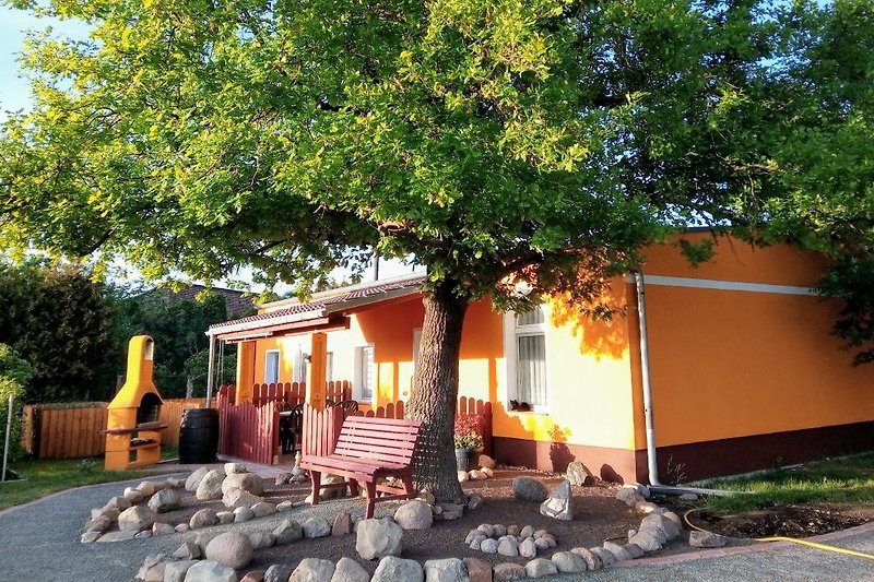 Ferienhaus mit Terrasse und Naturgarten.