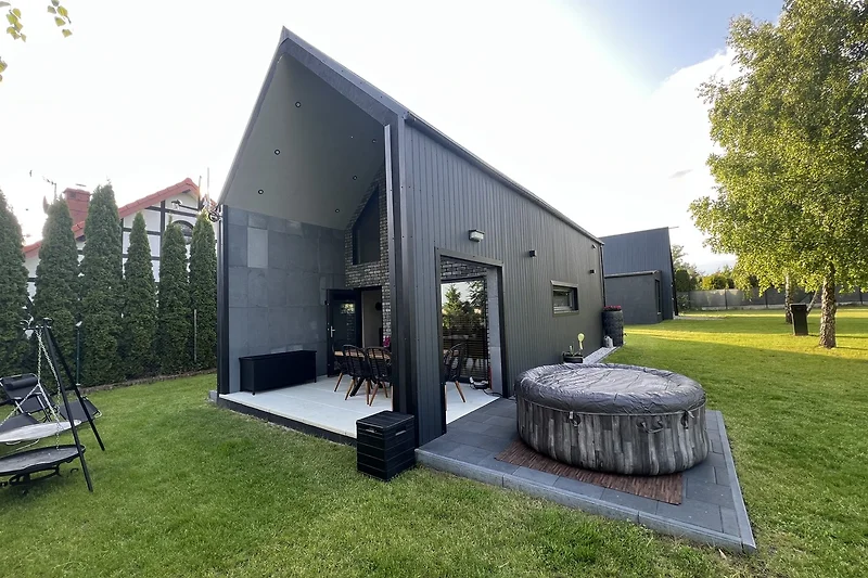 Cottage mit Garten, Schuppen und gepflegtem Rasen.