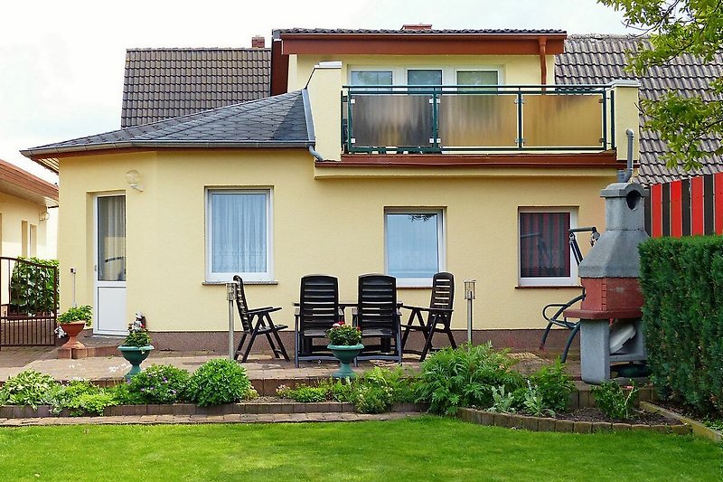 Blick vom Garten auf das Ferienhaus