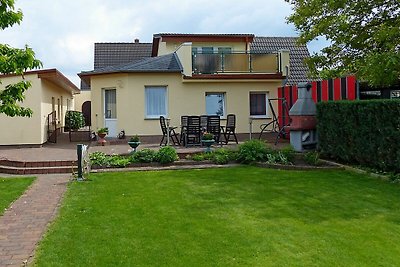 Ferienhaus mit Terrassen und Garten