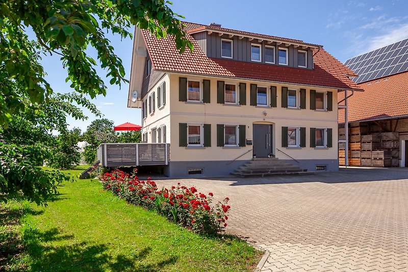 Traditionelles Haus mit Sprossenfenstern und Ziegeldach.