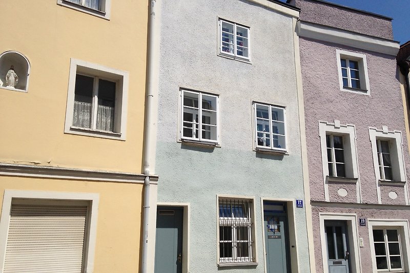 Stilvolle Fassade mit großen Sprossenfenstern und eleganter Tür.