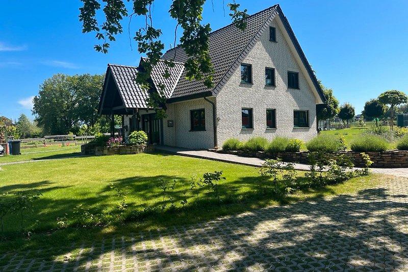 Gepflegter Garten mit Einfahrt und geräumigem Hinterhof.