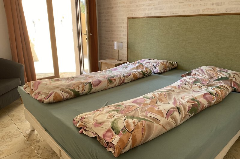 Schlafzimmer Bett 2 m x 180 cm
