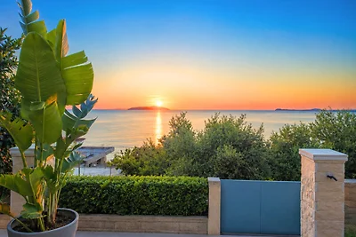 Villa Meminaj With Sea View & Garden