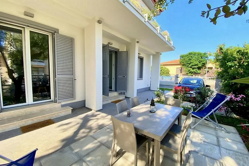 Einladender Balkon mit bequemen Stühlen und Pflanzen.