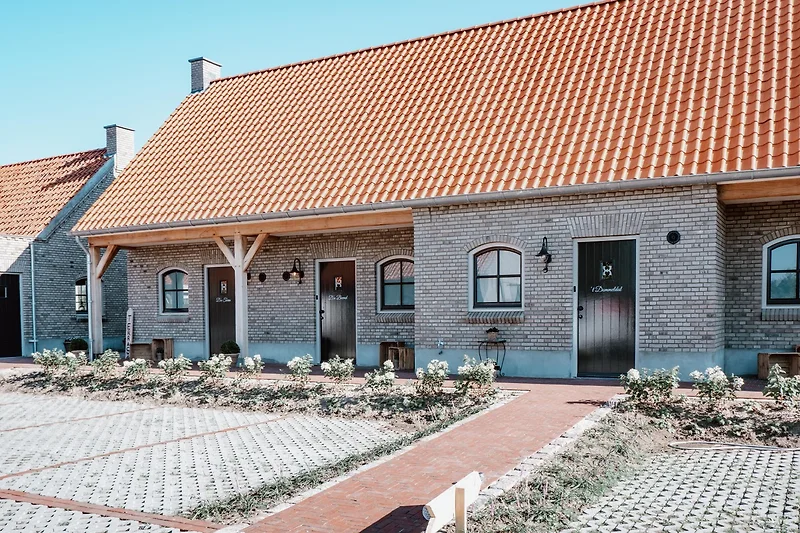 Eigen ingang met parkeerplaats voor de deur.