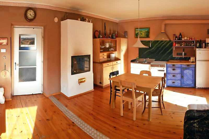Wohnzimmer mit Holzinterieur und moderner Beleuchtung.