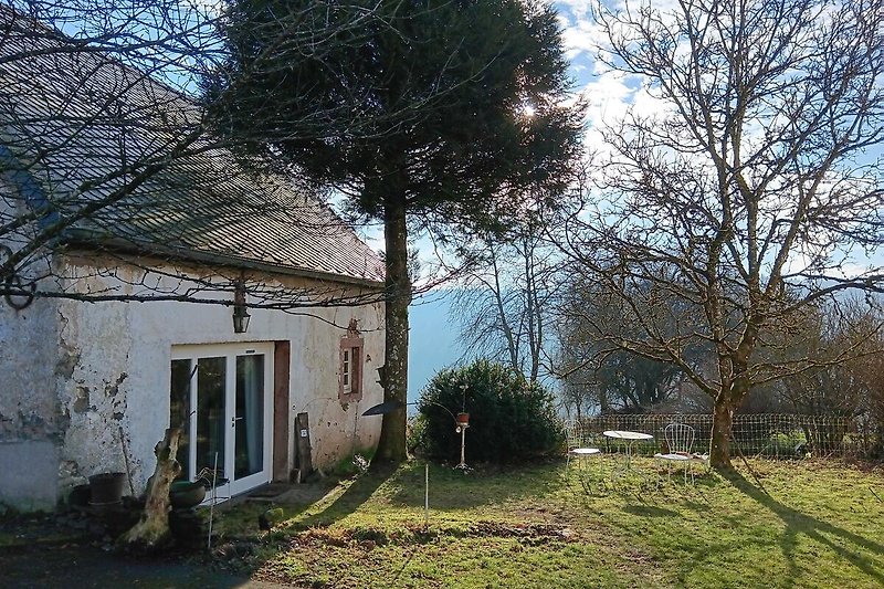 Backhaus mit Sitzplatz unter Walnussbaum mit Blick ins Tal