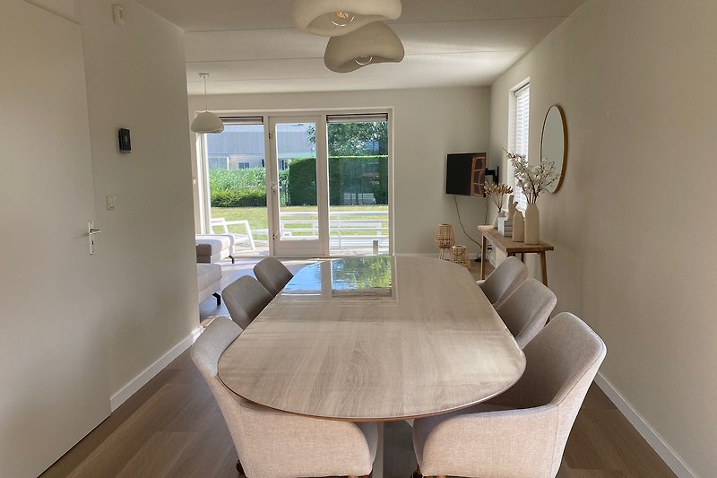Holzinterieur mit grauem Sofa und stilvoller Beleuchtung.