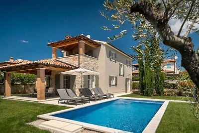 Villa Petra - Landestypischer Stil mit Pool