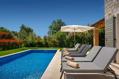 Villa Petra - Landelijke stijl met zwembad